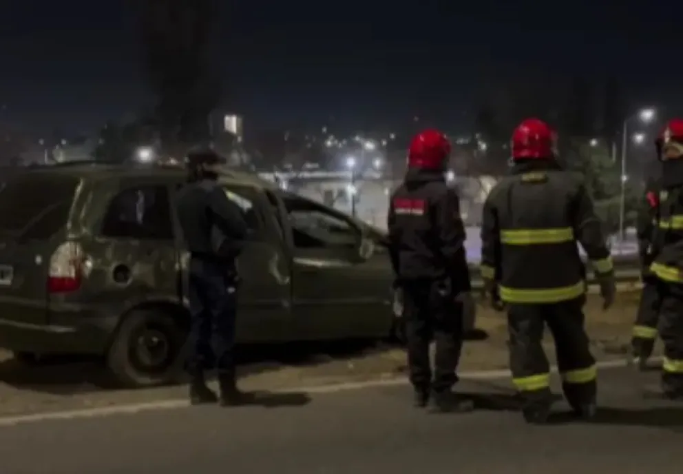 Un hombre volcó su auto en la Circunvalación y fue rescatado por Bomberos