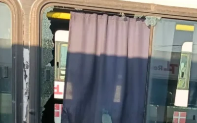Un colectivo de la Red Tulum fue apedreado en Caucete y una pasajera resultó herida