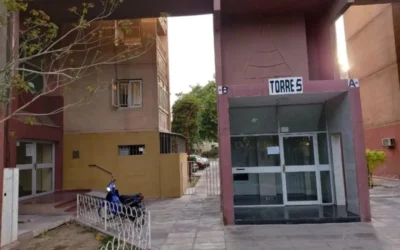 Un adulto mayor falleció y su esposa resultó herida en un departamento del Barrio San Martín