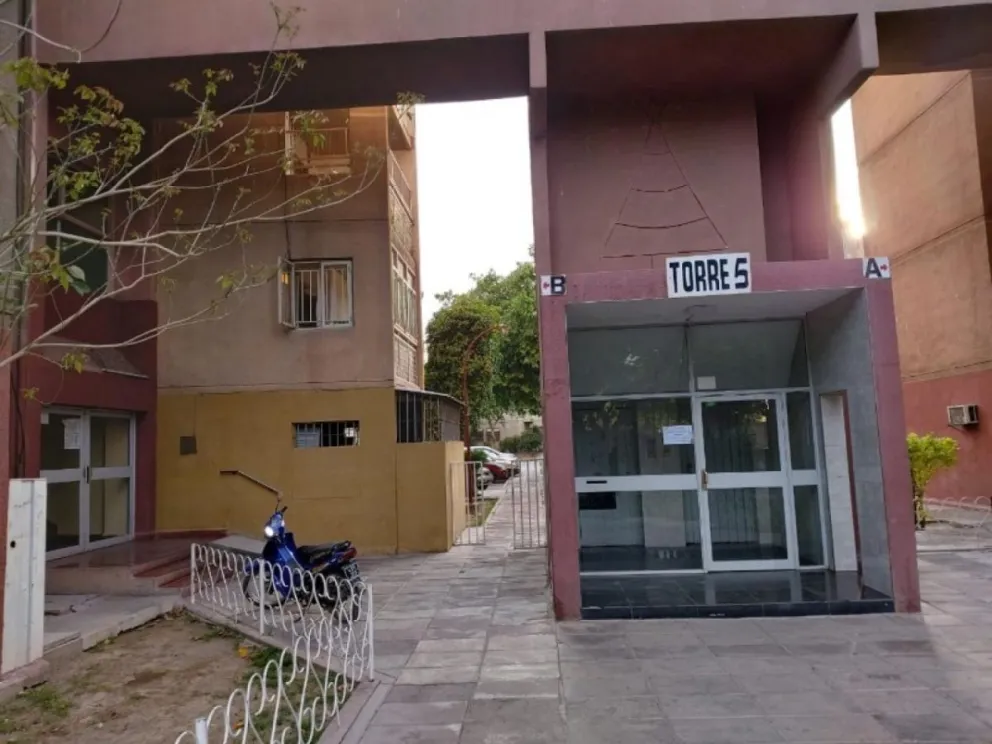 Un adulto mayor falleció y su esposa resultó herida en un departamento del Barrio San Martín