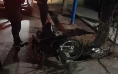 Motociclista resultó herida tras impactar contra un árbol en Pocito y fue abandonada por su acompañante