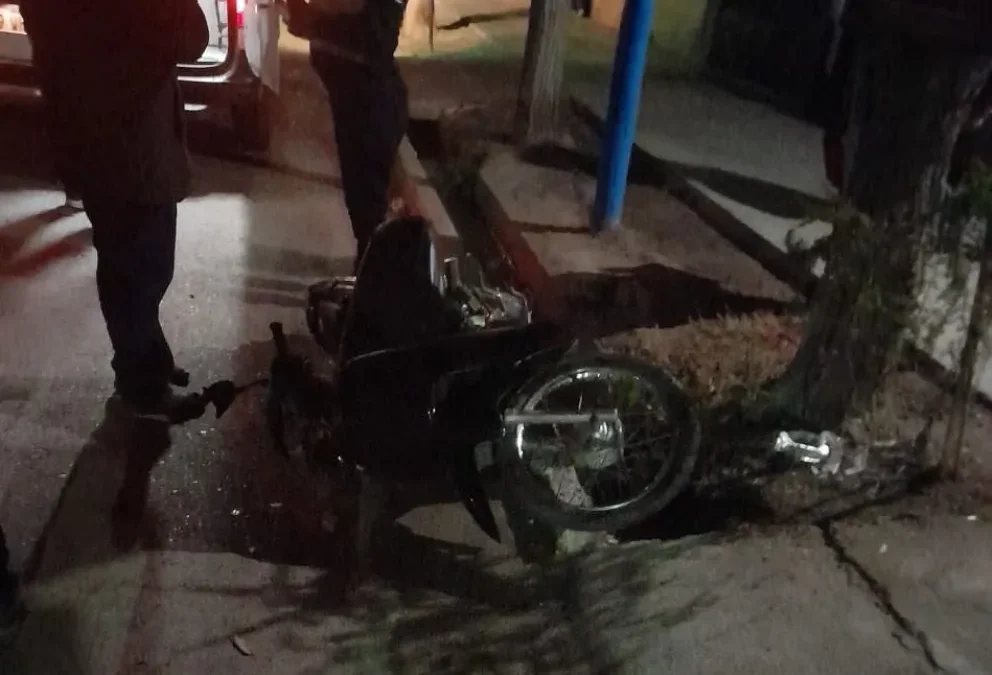 Motociclista resultó herida tras impactar contra un árbol en Pocito y fue abandonada por su acompañante