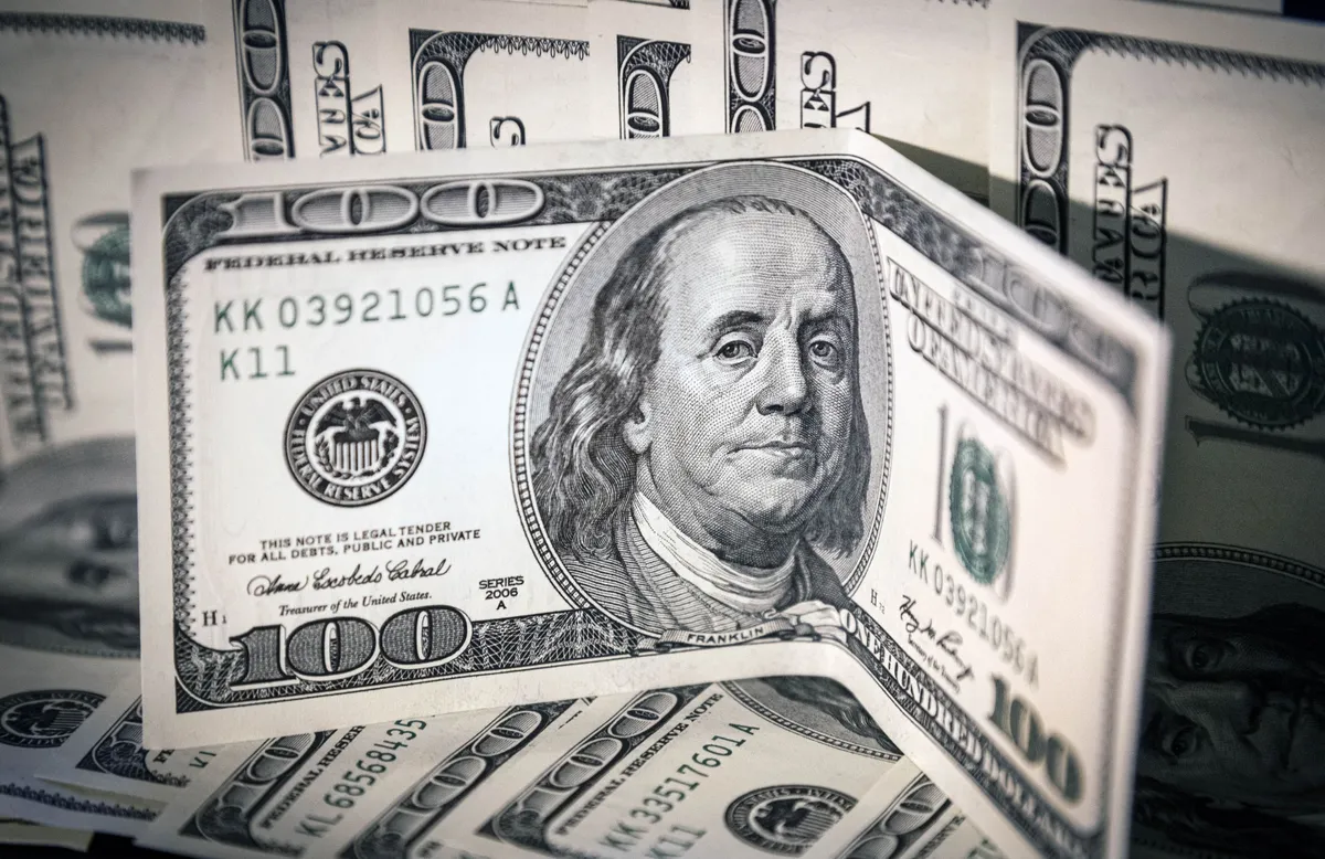 R (1) a $1.260 para la compra y $1.360 para la venta