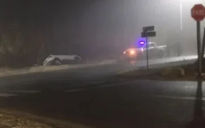 Un auto cayó a un canal en Pocito tras perder el control en medio de la densa niebla de la madrugada