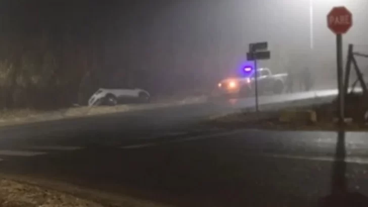 Un auto cayó a un canal en Pocito tras perder el control en medio de la densa niebla de la madrugada