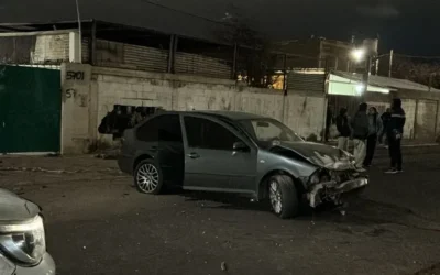 Un auto chocó contra una casa en Chimbas: tres jóvenes resultaron heridos