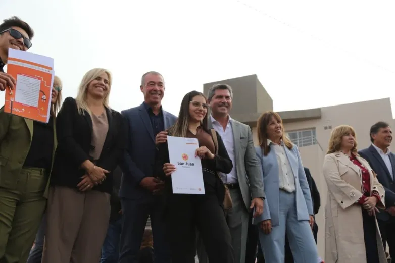 R (1) El Gobierno entregó 260 viviendas en Capital