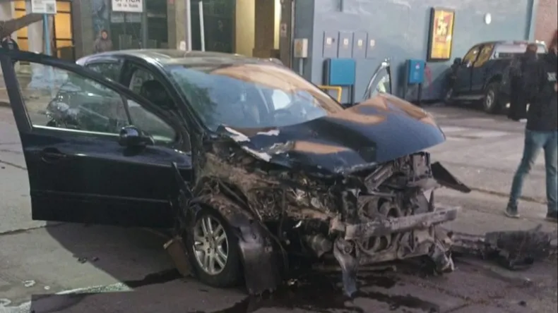 R (1) Fuerte choque en una transitada esquina céntrica que tiene semáforo