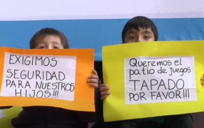 Un hombre entró al patio de juegos de un jardín céntrico y se quedó mirando a los niños: los padres exigen más seguridad