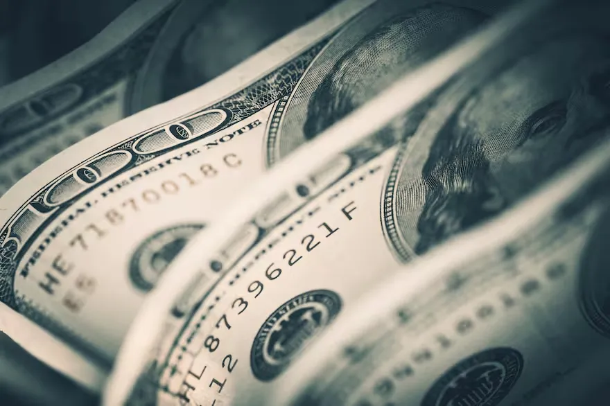 El dólar registró su mayor baja diaria en dos semanas tras la licitación del Tesoro