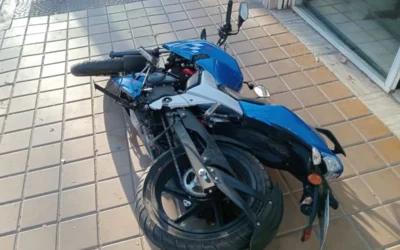 Un futbolista jachallero protagonizó un choque en el centro de San Juan: un motociclista resultó herido