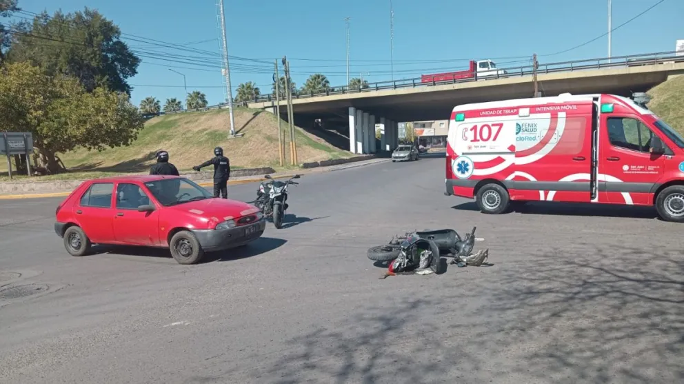R (1) Una mujer resultó herida tras un choque entre una moto y un auto en Santa Lucía
