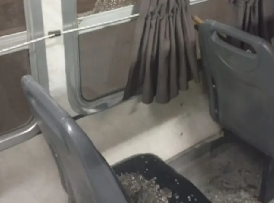 Atacaron a piedrazos a un colectivo en Chimbas y una pasajera resultó herida
