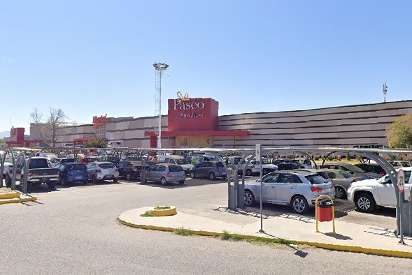Investigan el robo de una suma millonaria desde una camioneta en el estacionamiento del hiper