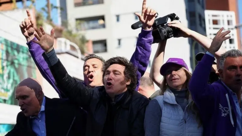 Atacaron con piedras a la comitiva del presidente Milei en Lomas de Zamora
