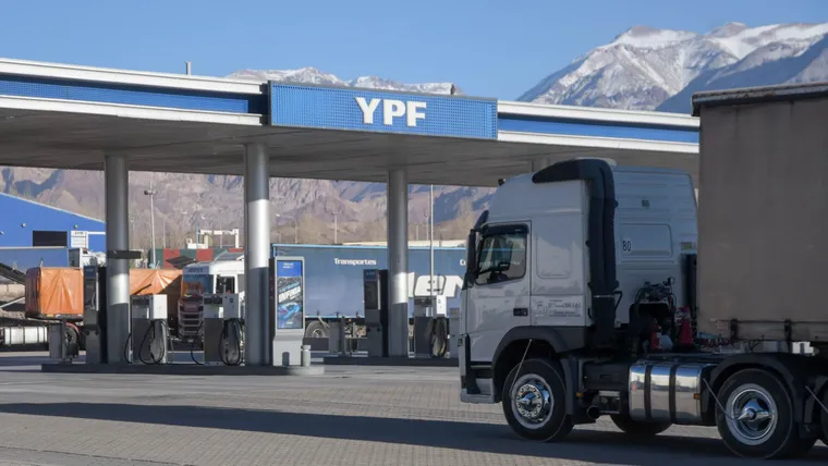 El Gobierno aplicará en septiembre un aumento por inflación en los impuestos a la nafta y el gasoil