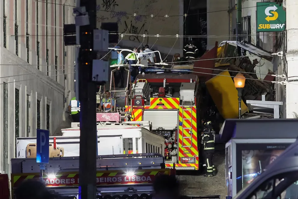 Un tren descarriló en Lisboa y hay al menos 15 muertos y 20 heridos