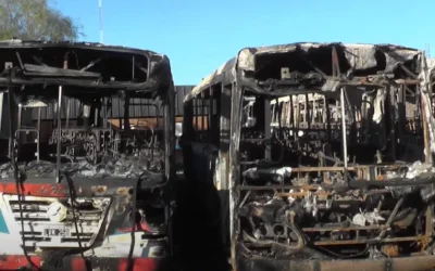 Un incendio destruyó siete colectivos de una empresa privada en Pocito