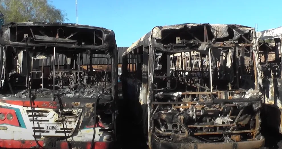 Un incendio destruyó siete colectivos de una empresa privada en Pocito