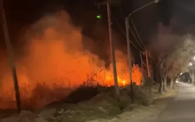 Bomberos controlaron un incendio de pastizales de gran magnitud en el límite entre Rawson y Pocito