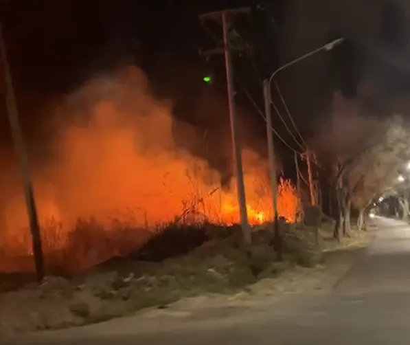 Bomberos controlaron un incendio de pastizales de gran magnitud en el límite entre Rawson y Pocito