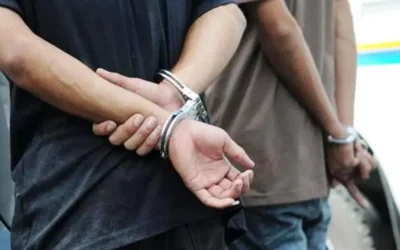 Capital: dos cuidacoches fueron detenidos tras golpear a un hombre en un auto abandonado