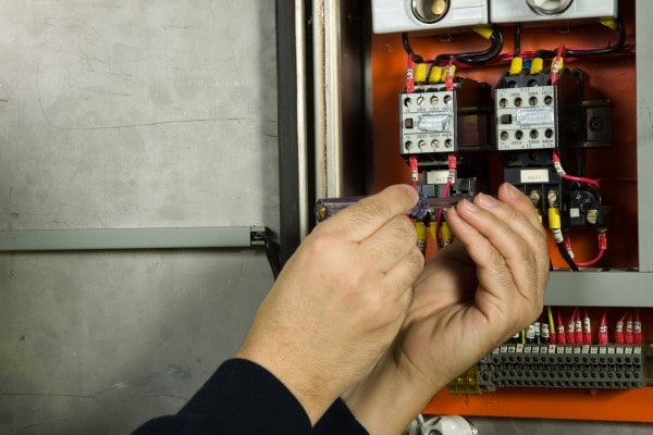 Accidente laboral en el microcentro: un operario sufrió quemaduras tras una explosión eléctrica