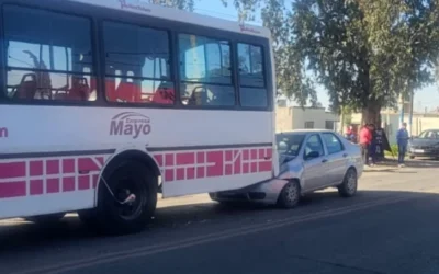 Un choque entre un auto y un colectivo en Rawson provocó importantes daños materiales