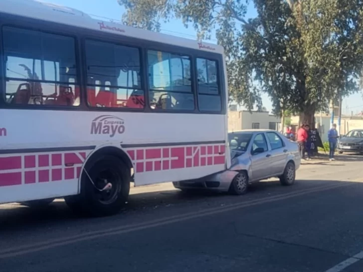 R (1) Un choque entre un auto y un colectivo en Rawson provocó importantes daños materiales