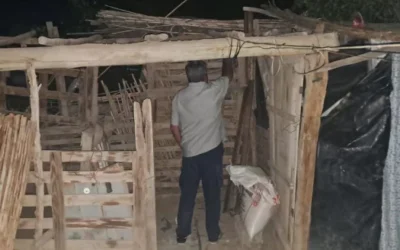 Un hombre sufrió una caída mientras reparaba un corral y fue hospitalizado