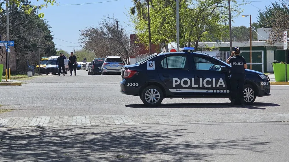 Tras más de 5 horas atrincherada, la alumna de un colegio de Mendoza entregó el arma y quedó internada