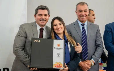 Orrego entregó notebooks a docentes e inauguró una escuela en Sarmiento