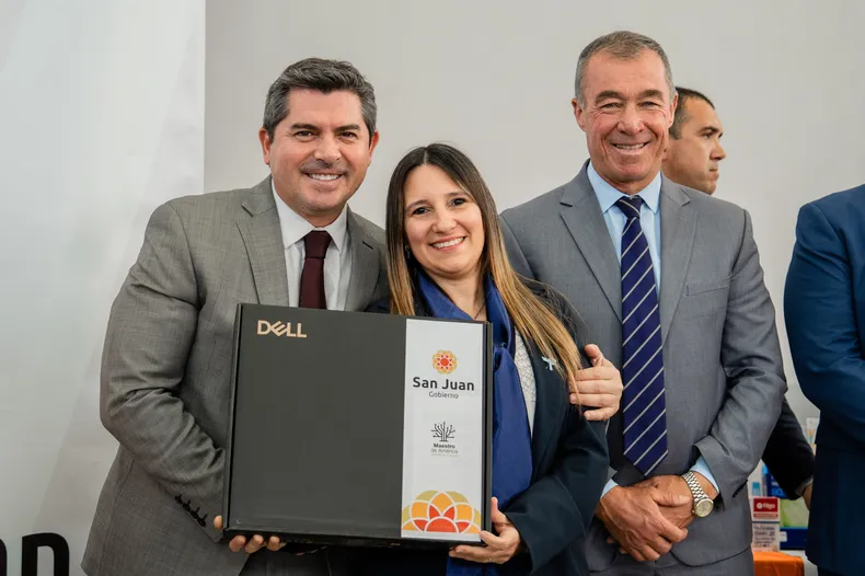 Orrego entregó notebooks a docentes e inauguró una escuela en Sarmiento