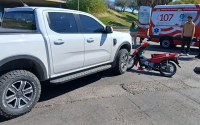 Santa Lucía: una motociclista terminó con su brazo fracturado tras ser embestida por una camioneta