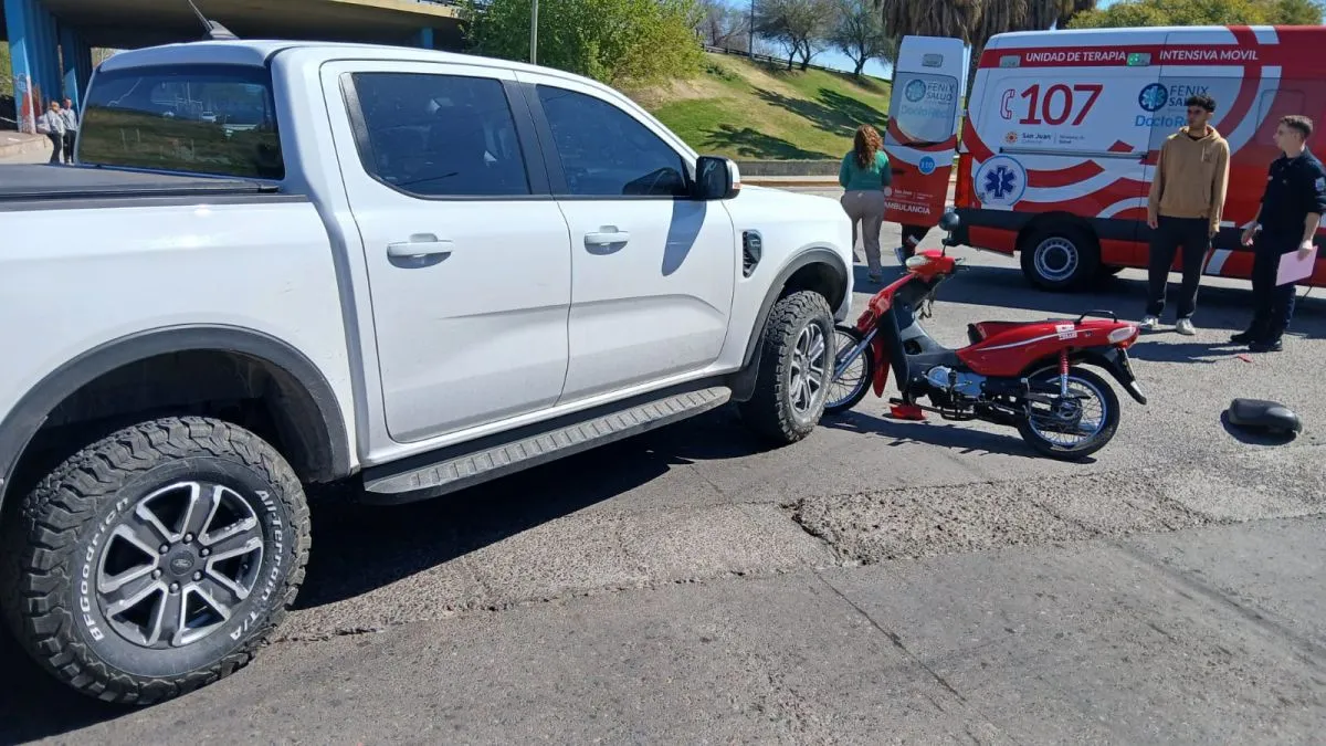 Santa Lucía: una motociclista terminó con su brazo fracturado tras ser embestida por una camioneta