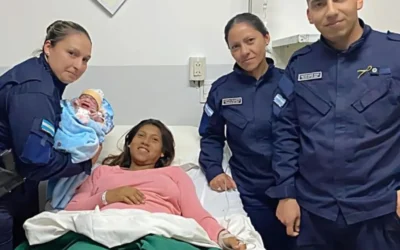 Policías ayudaron a una joven mamá a dar a luz en su casa en Caucete