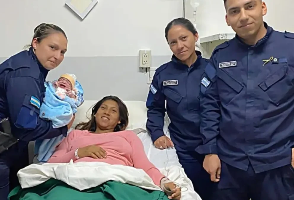 Policías ayudaron a una joven mamá a dar a luz en su casa en Caucete
