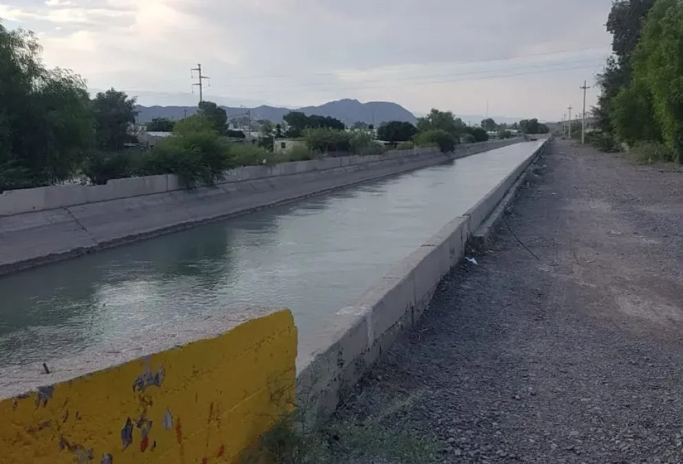 Buscan a un hombre que habría caído al canal Céspedes en Pocito