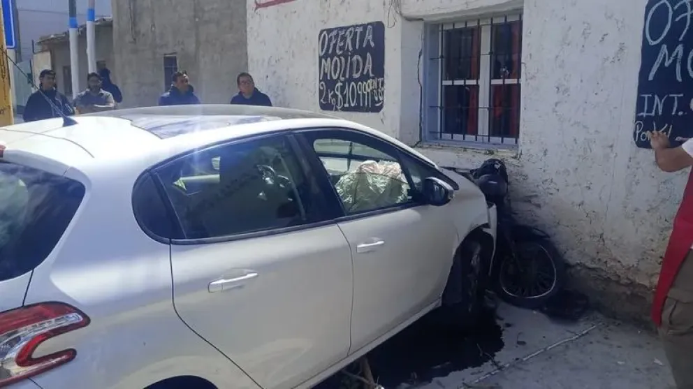 Un auto perdió el control y se incrustó contra un almacén en Pocito
