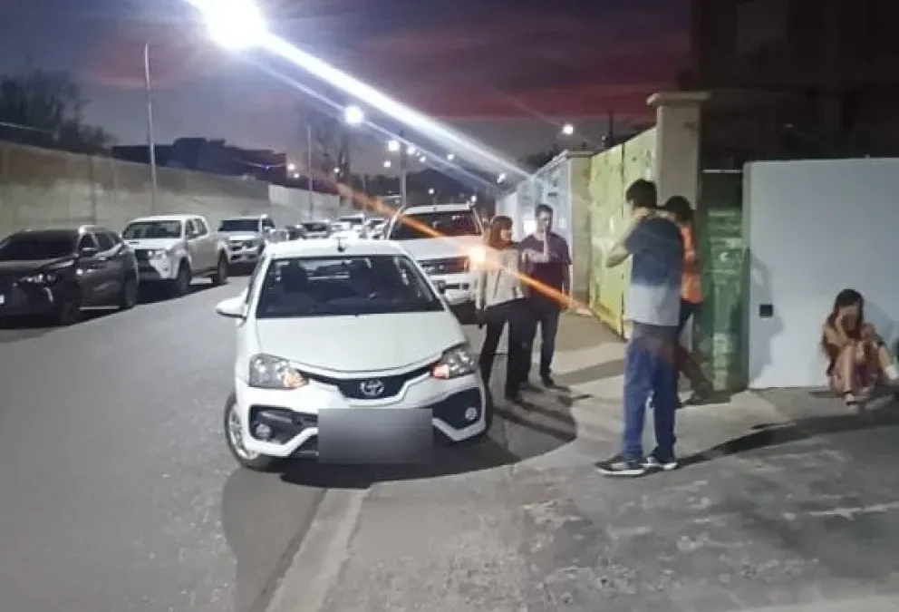 Por ir en contramano, una ciclista fue atropellada y  herida por un auto