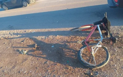 Una ciclista fue embestida por un auto y quedó inconsciente en Santa Lucía