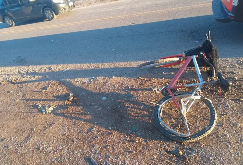 Una ciclista fue embestida por un auto y quedó inconsciente en Santa Lucía