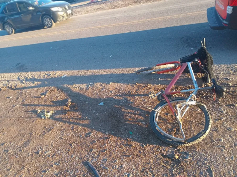 R (1) Una ciclista fue embestida por un auto y quedó inconsciente en Santa Lucía