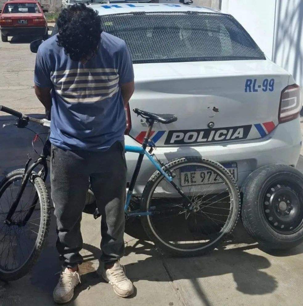 Detuvieron a un hombre que robó una rueda e intentó venderla en la vía pública