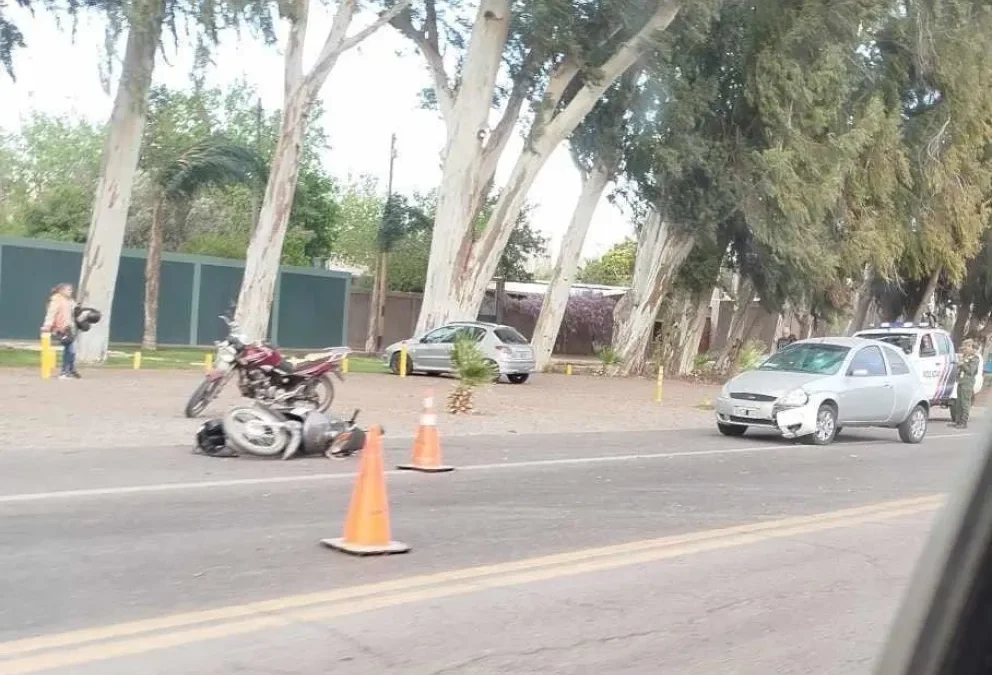 Choque entre un auto y una moto en Santa Lucía: el motociclista fue hospitalizado