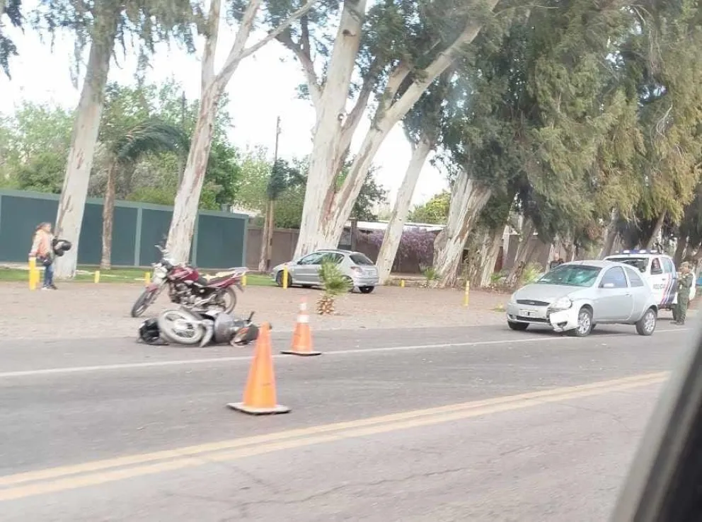 Choque entre un auto y una moto en Santa Lucía: el motociclista fue hospitalizado