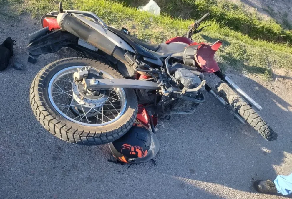 Un motociclista resultó herido y fue hospitalizado tras chocar contra una camioneta en Rawson