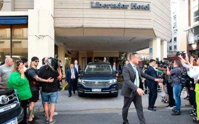 Expectativa y optimismo en LLA: Milei llegó al búnker y su espacio proyecta una ventaja nacional