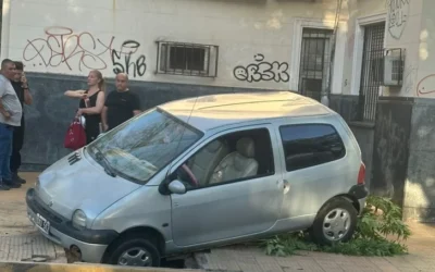 Fuerte choque en una esquina de Capital: un auto terminó sobre la vereda