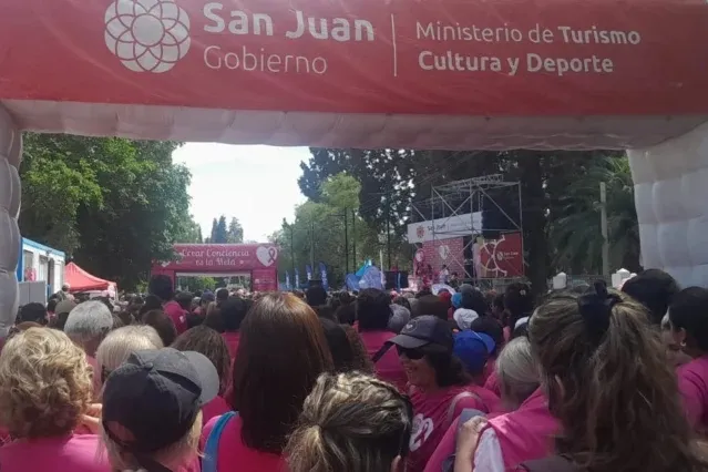 Jornada de concientización sobre el cáncer de mama: con gran convocatoria, las calles de San Juan se vistieron de rosa